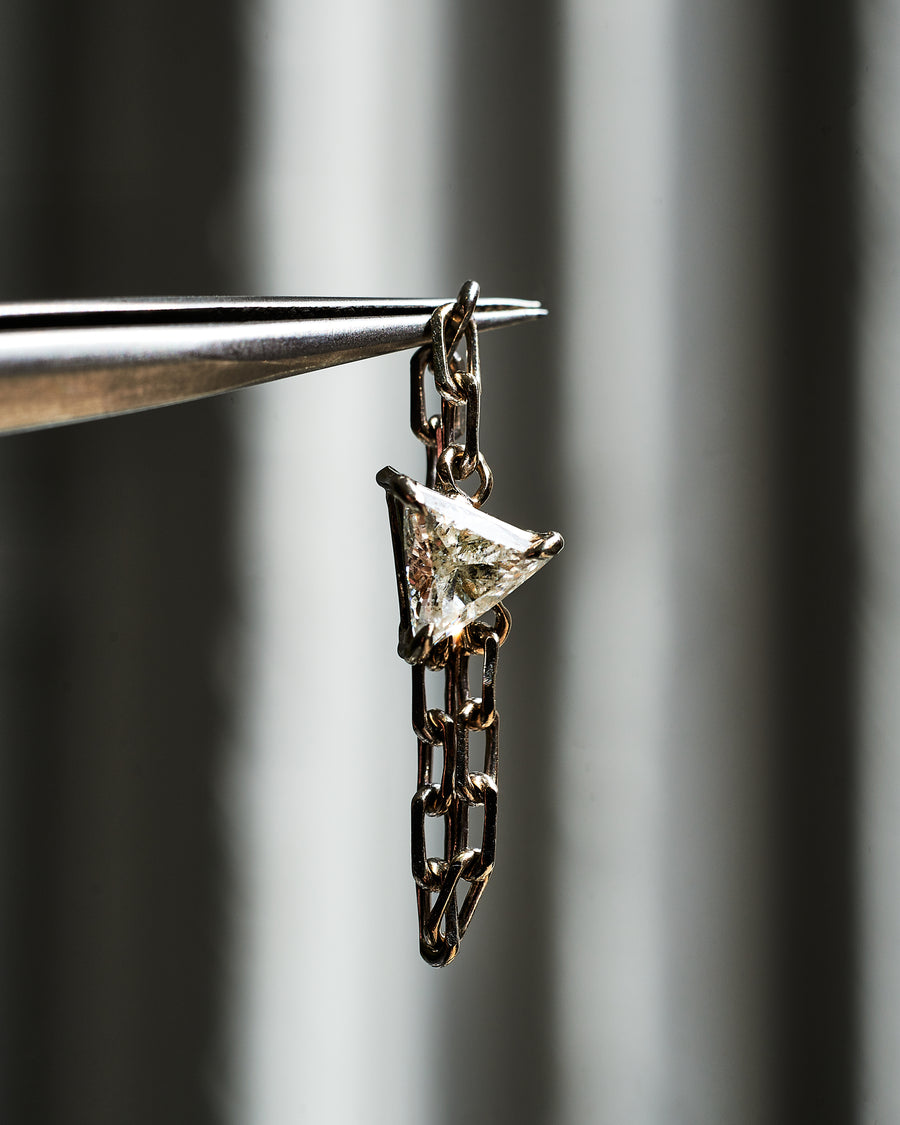 Pyramid-Cut Diamond On Chain Link Ring (1 Carat)