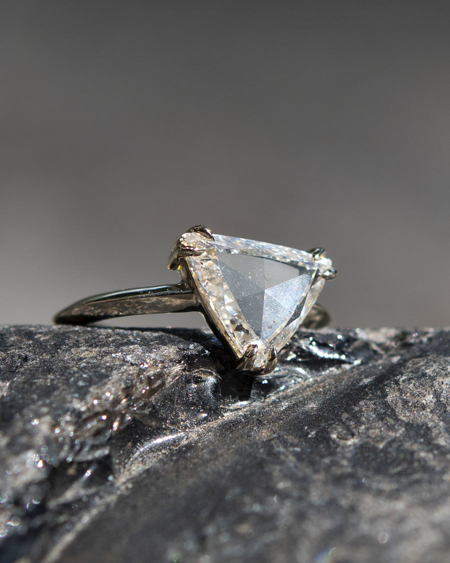 Pyramid shaped diamond ring Outlet