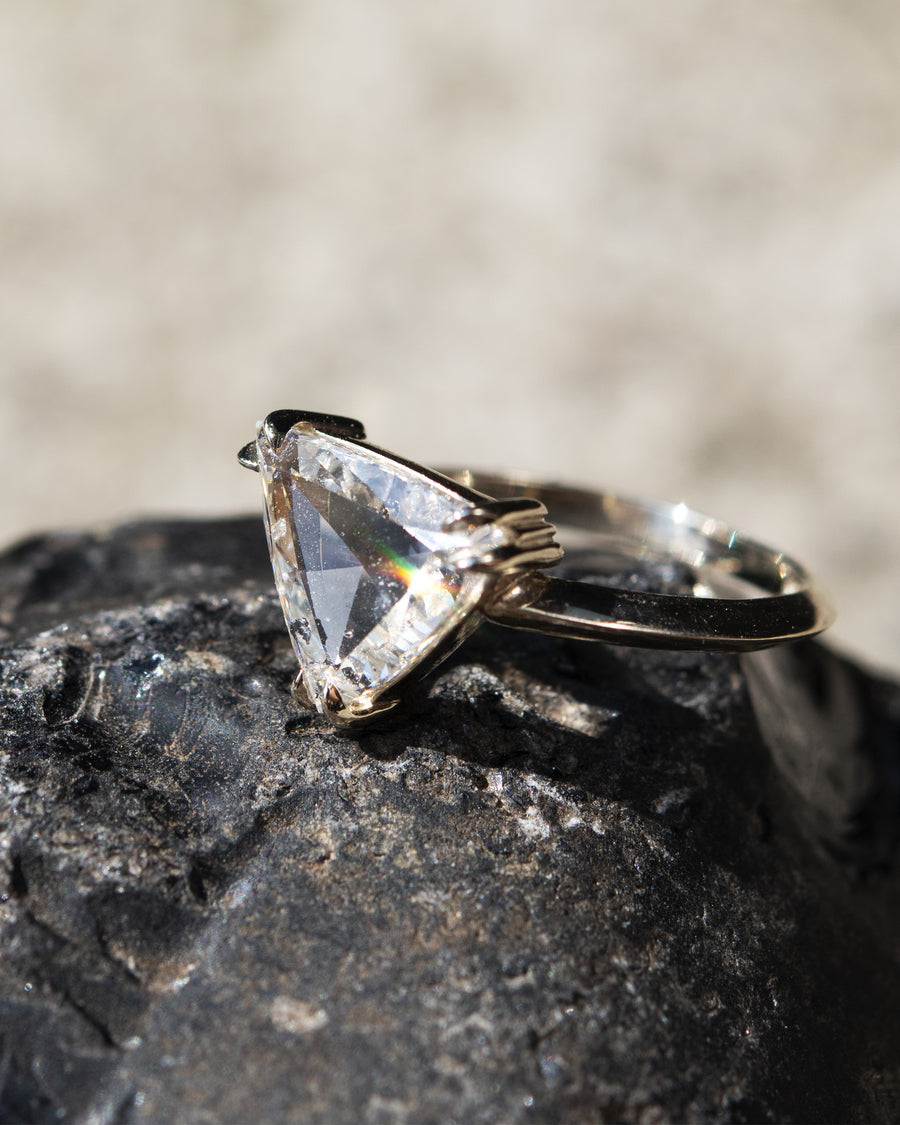 Pyramid shaped diamond ring Outlet